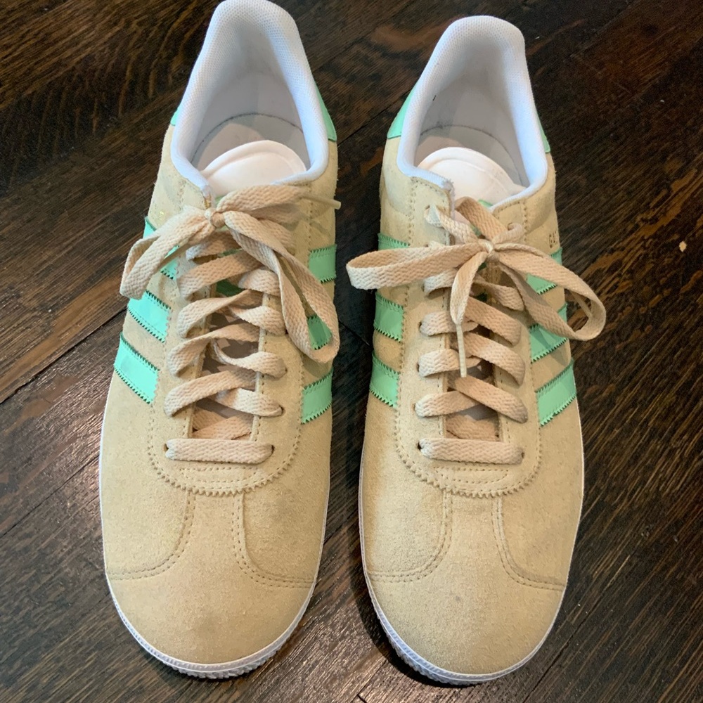 Adidas GAZELLE Men’s Beige Suede Sneakers with Mint Stripes